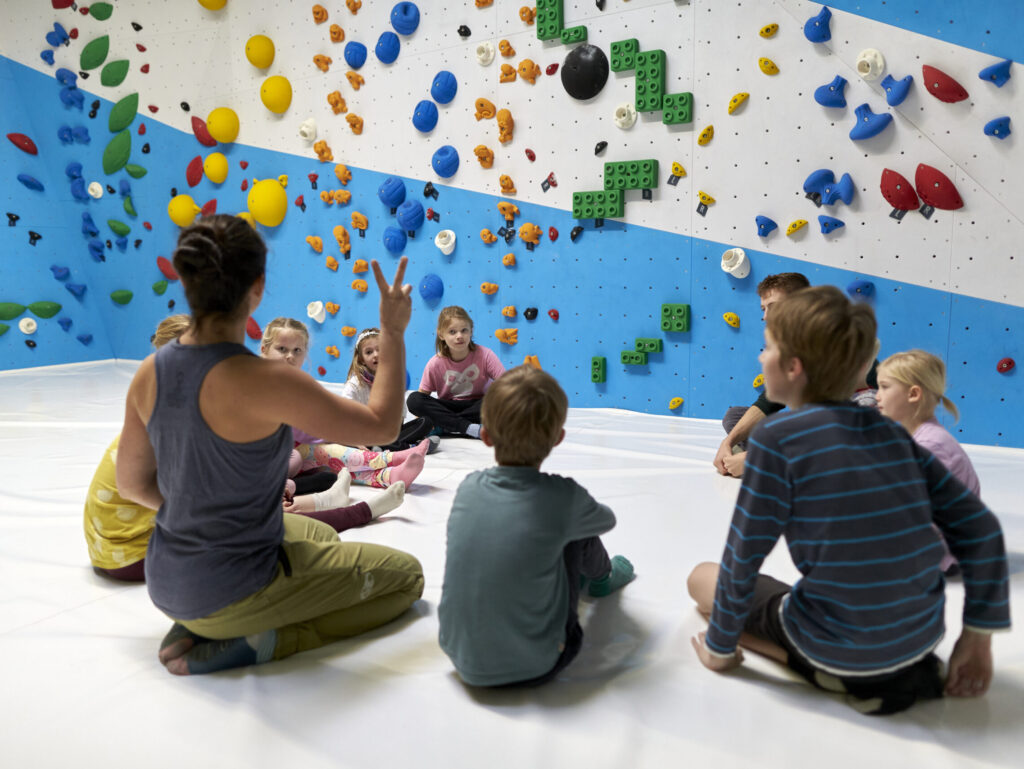 Kindergruppe Boulderregeln erklären