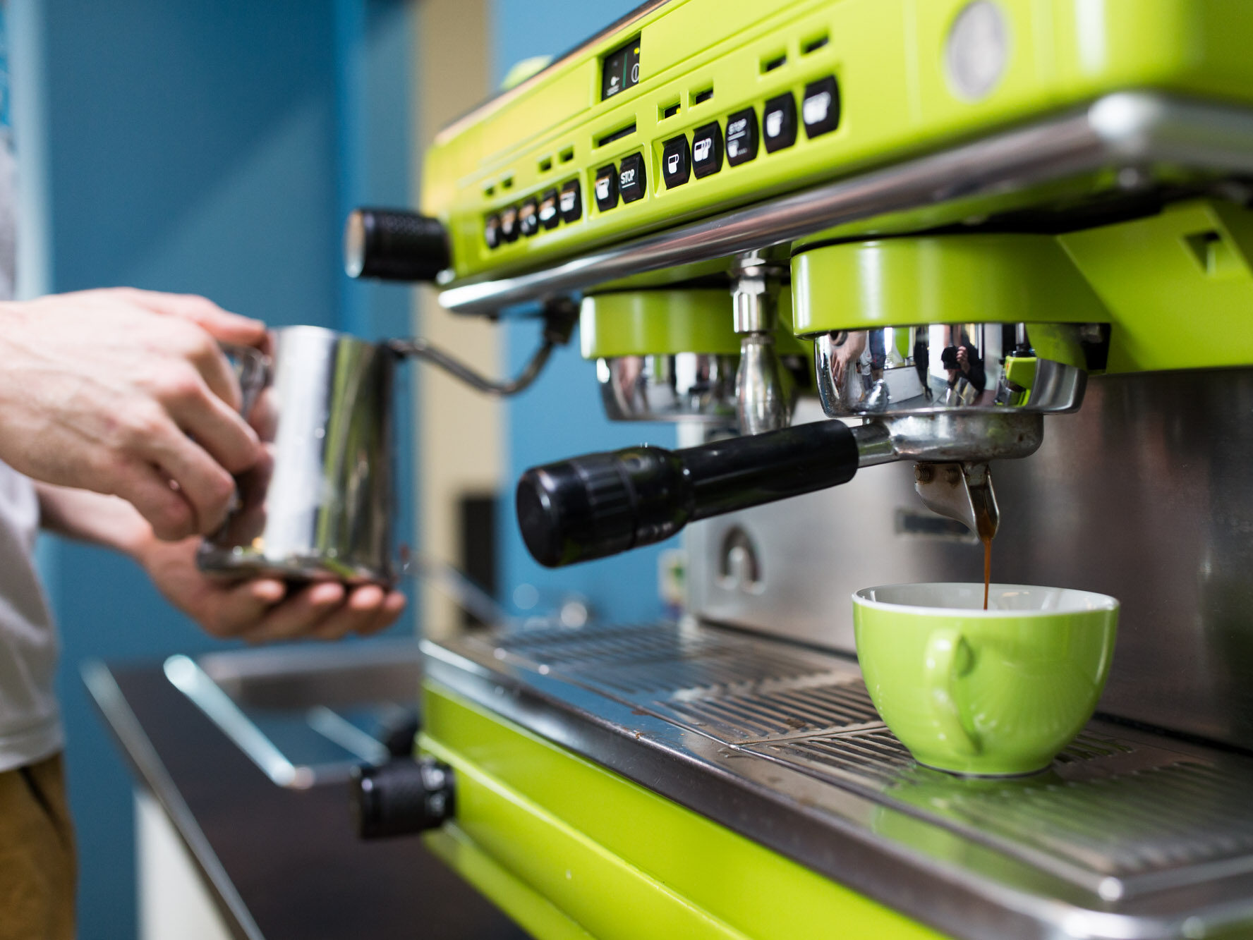 Siebträgermaschine macht Cappuccino