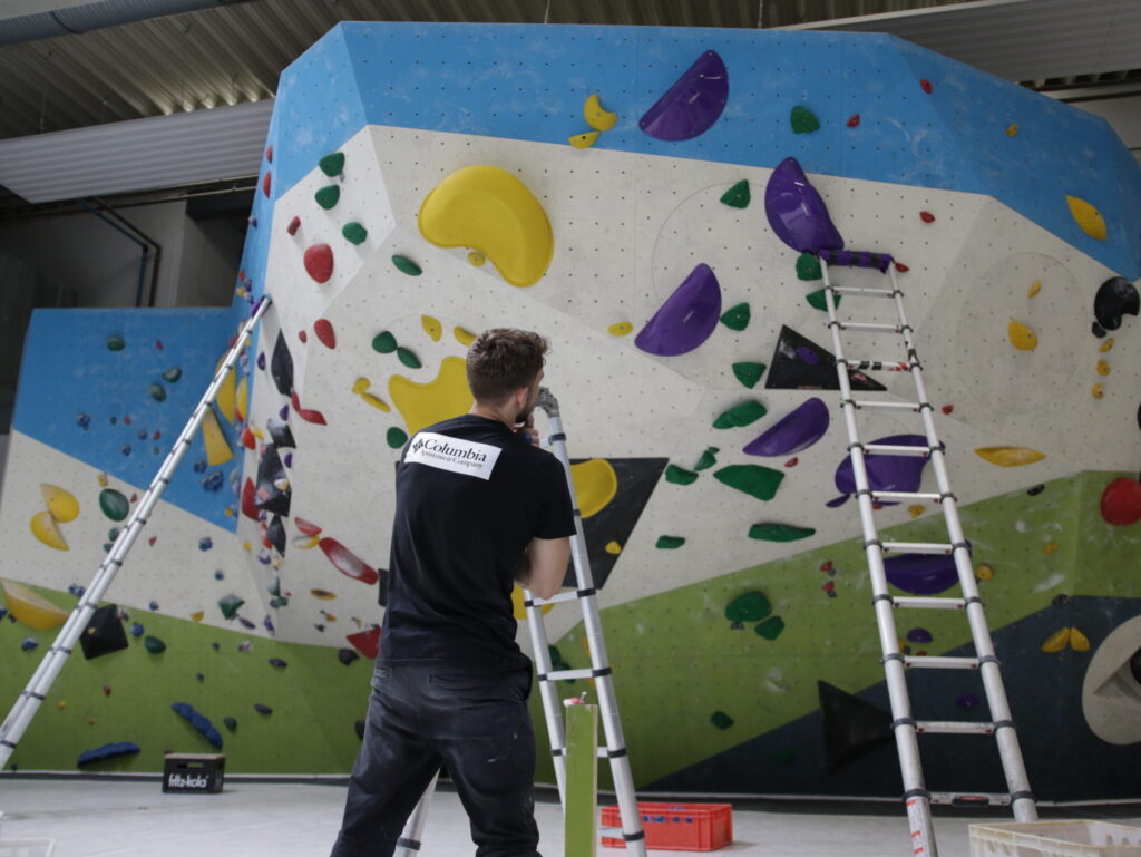 Routenbauer mit Leitern im Hintergrund