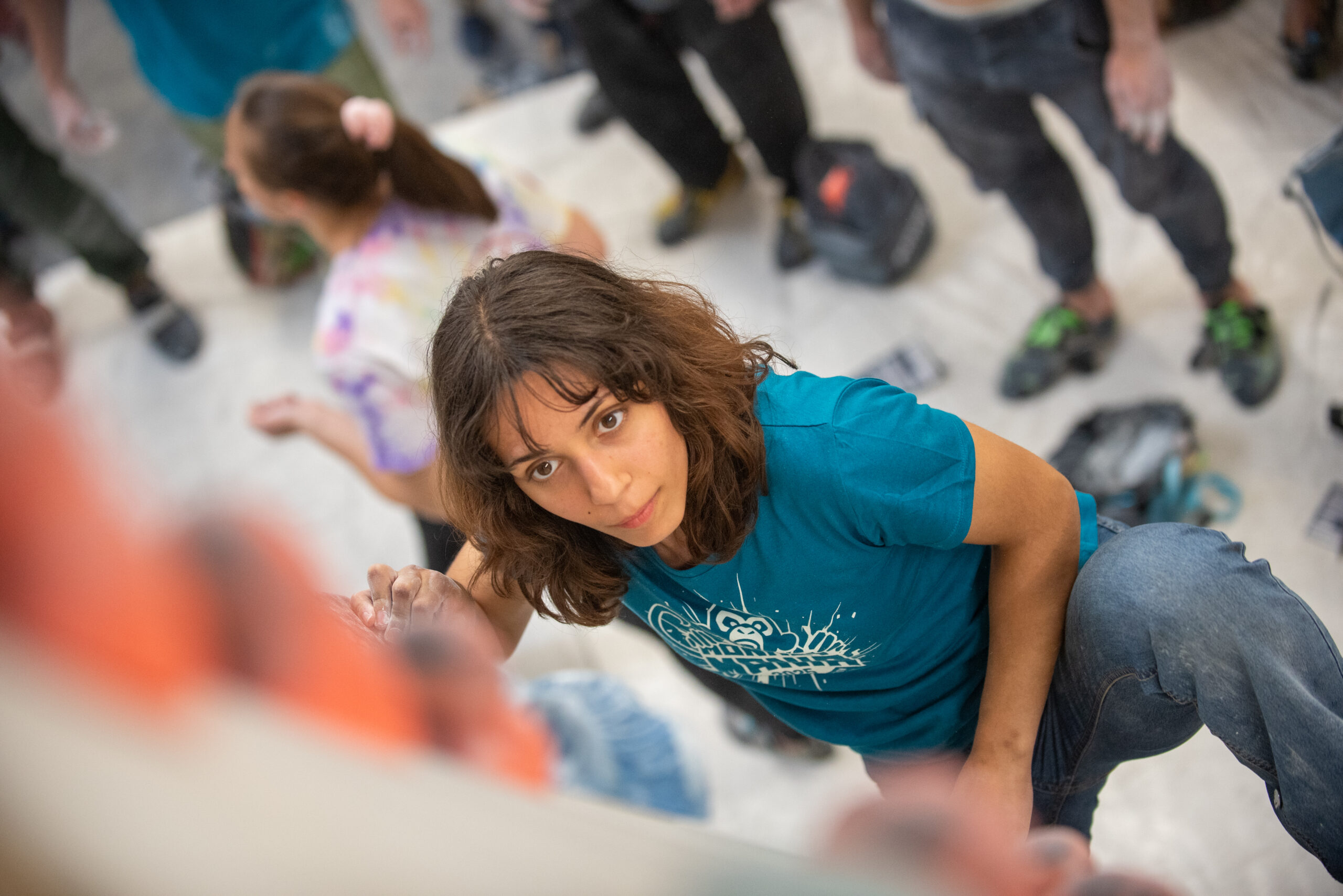 Frau bouldert im Comp Shirt bei der Monkey Mania